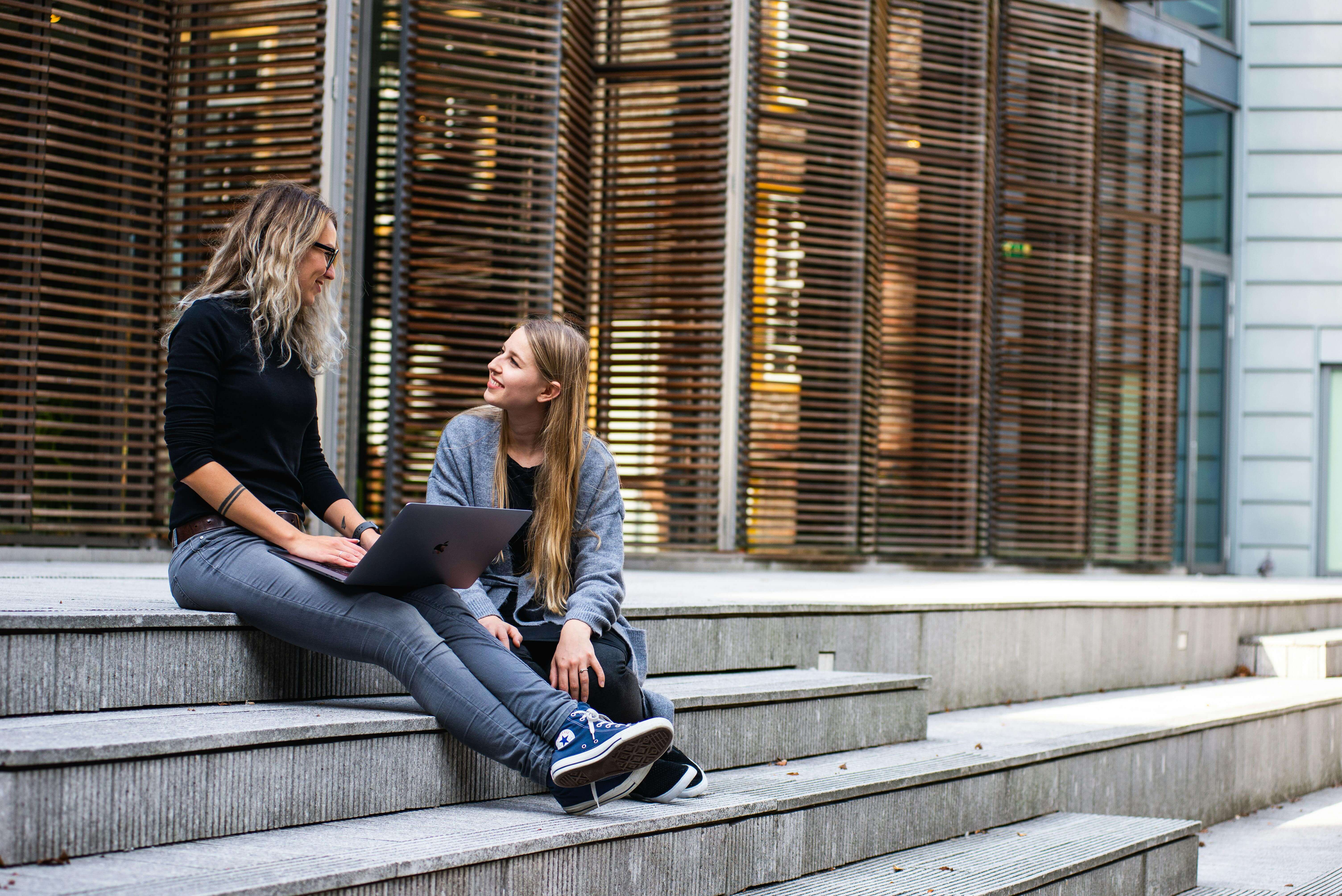 Etudiants révisant en plein air devant leur location étudiante à Toulouse